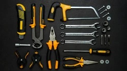 Каждый шестой россиянин предпочел бы получить деньги или инструменты в подарок на 23 февраля