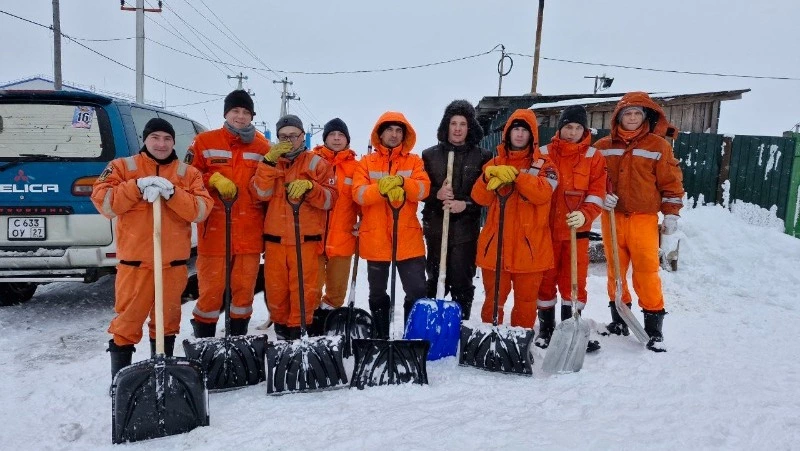 В Поронайске добровольцы помогли приюту для животных с расчисткой снега