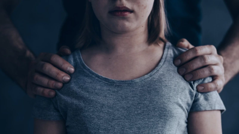 Житель Холмска надругался над 6-летней внучкой своей жены