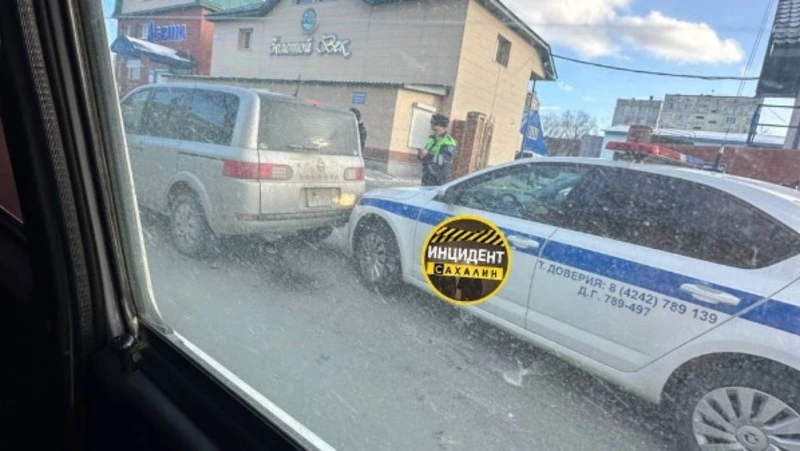 Машина полиции въехала в Nissan Lafesta в Южно-Сахалинске