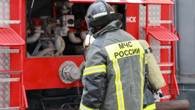 Баня и частный дом сгорели в селе Леонидово Поронайского района