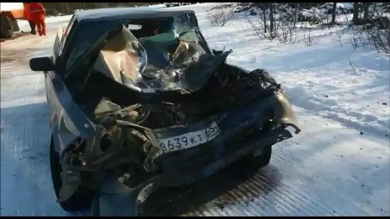 Сахалинцы молятся о спасении водителя, который с ребенком попал в ДТП у села Вал