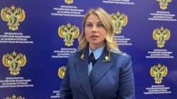 Тонны техники и песка затонули при крушении грузового судна в порту Корсакова