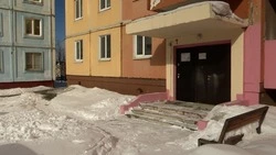 После вмешательства прокуратуры в Поронайске устранили снежные завалы и наледь у подъездов 