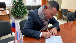 Депутат Гордумы Южно-Сахалинска поставил подпись в поддержку Владимира Путина