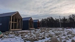 Гостевые дома в стиле «барнхаус» откроют в Корсаковском районе летом 2025 года