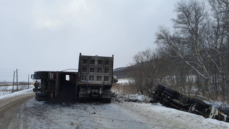 Два самосвала с углем столкнулись на трассе в Углегорском районе 2 декабря