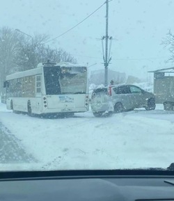 В Южно-Сахалинске автомобиль вылетел на остановку 