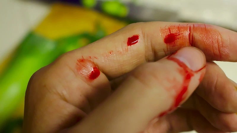 Курильчанка чуть не зарезала приятелей, с которыми оказалась за одним столом