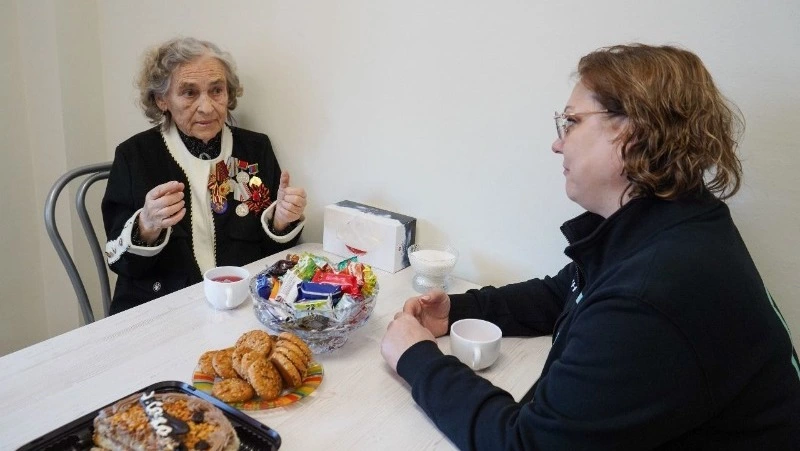 Жительнице Корсакова, пережившей Бухенвальд, вручили нагрудный знак в честь 80-летия Победы