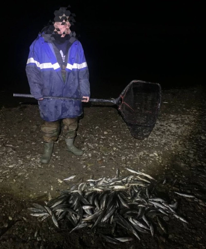 Двое сахалинских рыбаков попали под следствие за незаконный вылов корюшки