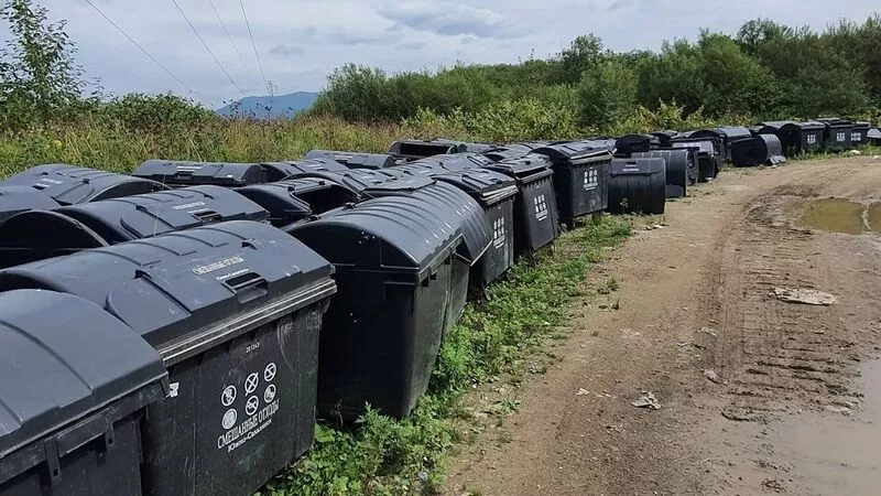 Чиновники объяснили появление свалки мусорных контейнеров в столице Сахалина