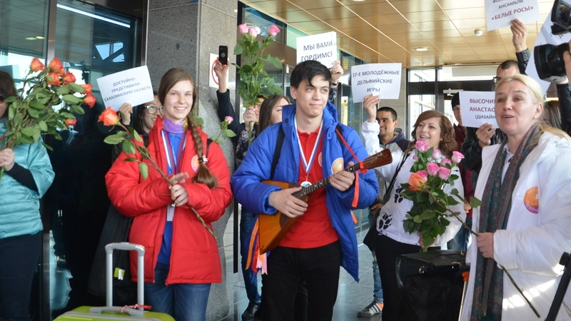 Призеры Дельфийских игр устроили в аэропорту Южно-Сахалинска флешмоб (ФОТО и ВИДЕО)