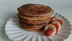 Бананово-клубничные панкейки