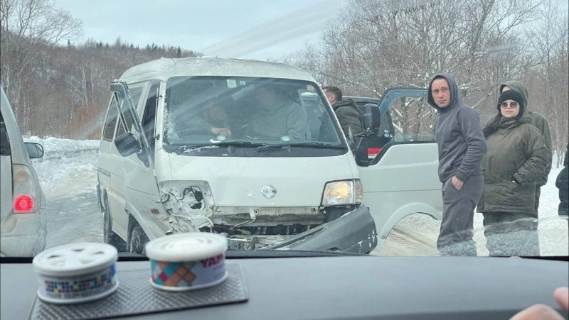 Два микроавтобуса столкнулись лоб в лоб на трассе до Охотского