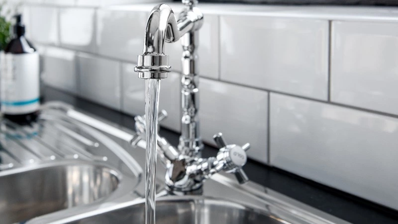 Жителей Холмского района предупредили об опасной воде из-под крана