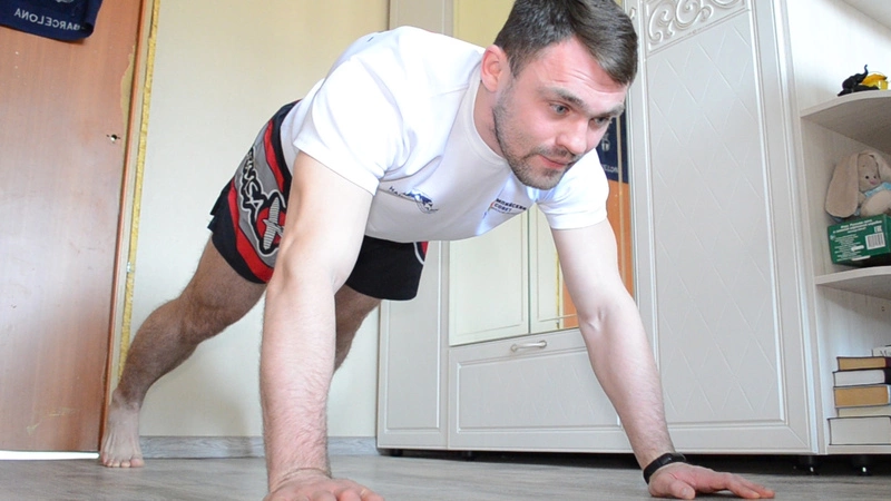 Соседи потерпят: сахалинский тренер порекомендовал практиковать дома бег на месте