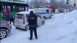 Мертвого мужчину нашли в машине возле «Дома торговли» в Южно-Сахалинске  