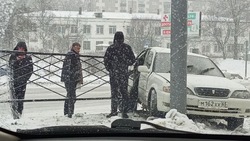Водитель Toyota Cresta протаранил дорожное ограждения в Корсакове днем 5 февраля 