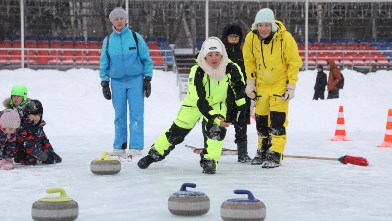 Жители Сахалина сразились в веселых стартах на Декаде спорта и здоровья