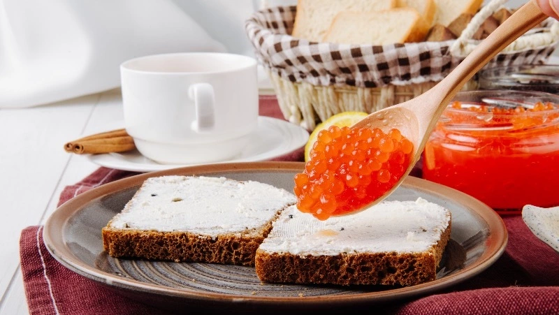 Тарасова: икра на белом хлебе с маслом может нанести серьезный вред печени