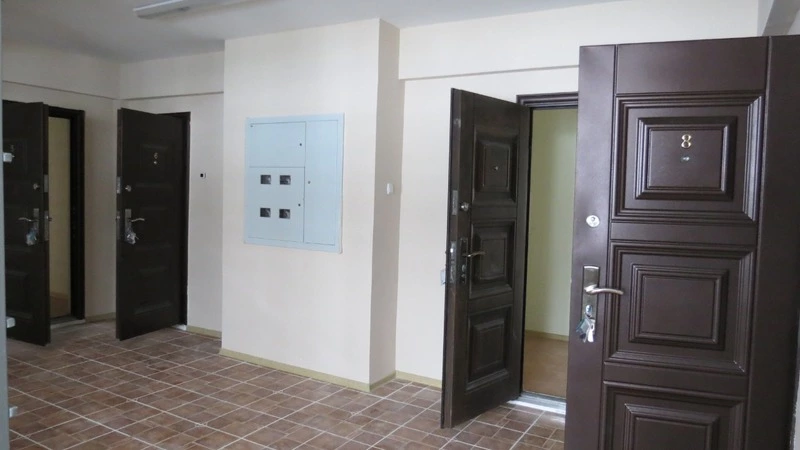 Сахалинка переехала из аварийного жилья в квартиру с дырами и сквозняком