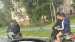 Подростки без шлемов устроили гонку на мопедах в Южно-Сахалинске