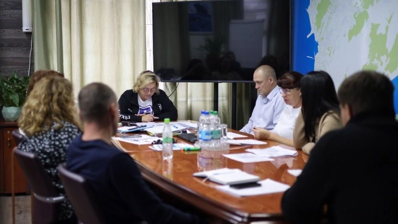 Мэр Наталия Куприна провела выездное совещание по благоустройству района «Пять углов» в Корсакове