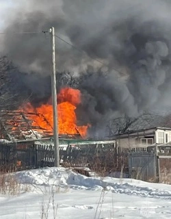 Горящую хозпостройку тушили больше часа в селе на юге Сахалина