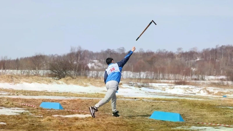 Топор летит как бумеранг