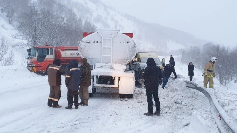 Четверо детей получили травмы во время ДТП со школьным автобусом на юге Сахалина