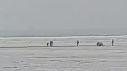 Рыбаки утопили снегоход на неустойчивом льду мыса Свободный 24 марта