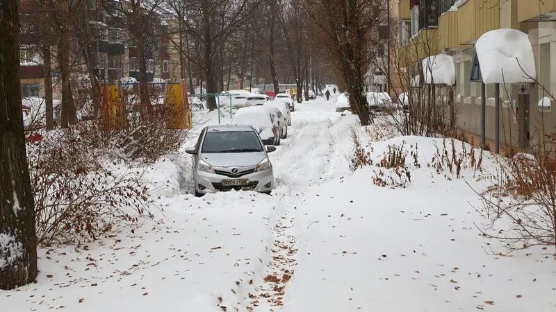 Коммунальщиков Южно-Сахалинска позвали на разговор о заметенных дворах