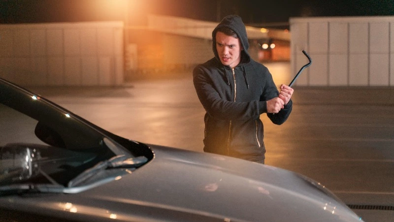 Житель Долинска разбил машину сожительницы на почве ревности