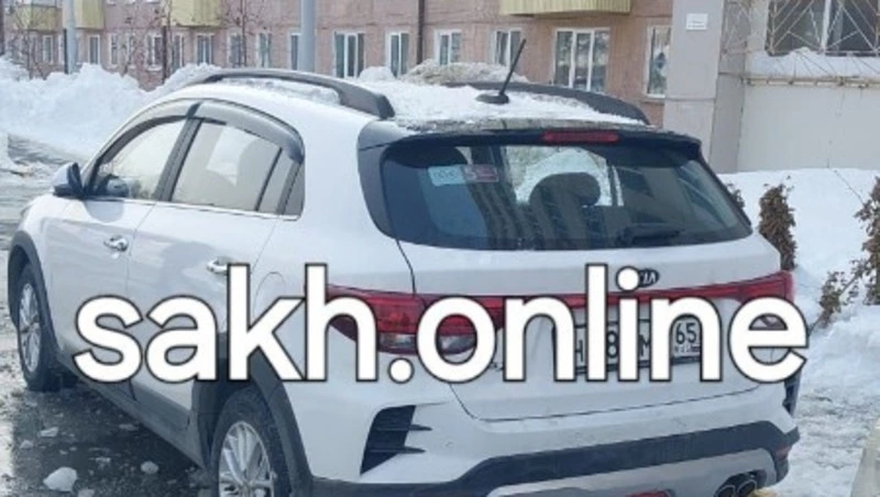 «Страшно подходить к машине»: лед с крыши повредил два автомобиля в Южно-Сахалинске