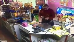 Анивская полиция ищет женщину, которая украла забытый детский телефон