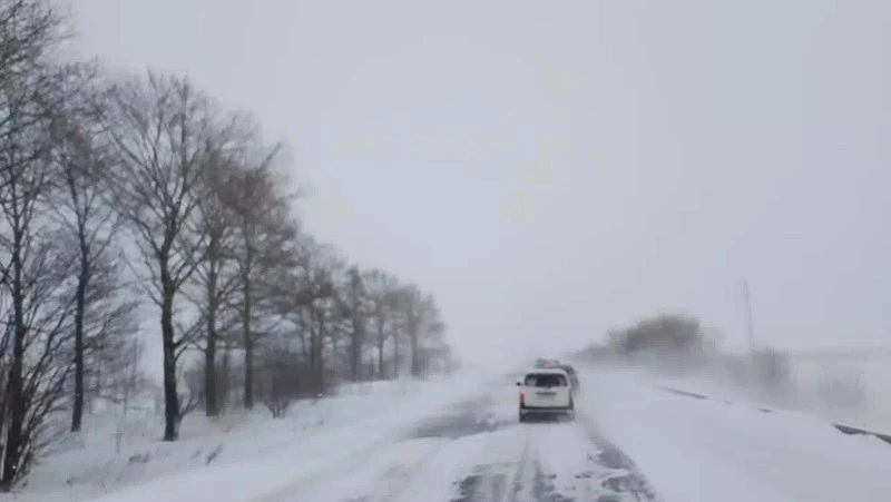На Сахалине во время метели организуют сопровождение транспортных колонн