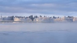 На севере Сахалина снесло льдинами хрупкий мост