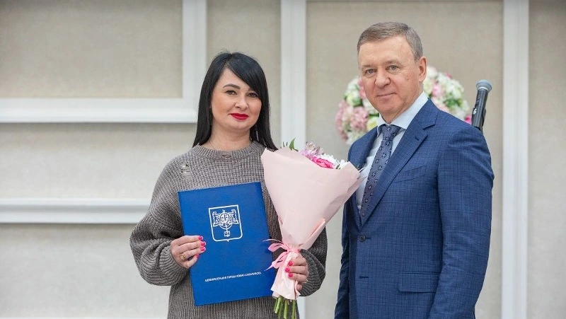 Сотрудников сферы бытового обслуживания и гостеприимства чествовали в Южно-Сахалинске