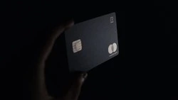 Мужчина отдал чужую кредитку в счет своего долга знакомому на Сахалине