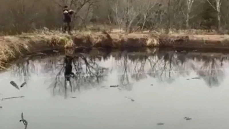 Вслед за экологами на «мертвое» нефтяное озеро поехали сахалинские следователи