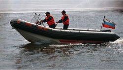 Троих мужчин спасли с заглохшего катера на юге Сахалина