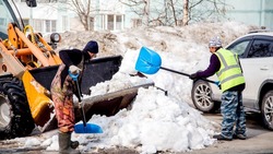 «Кучи лежать не должны!»: мэр Долинска велел коммунальщикам вывозить убранный снег