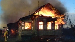 Дачный дом вспыхнул на окраине Южно-Сахалинска