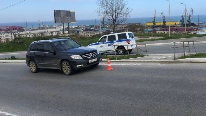 Молодую женщину сбил Merсedes в утренней аварии на юге Сахалина