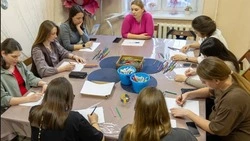 Йогу и арт-терапию провели для будущих мам в Южно-Сахалинске