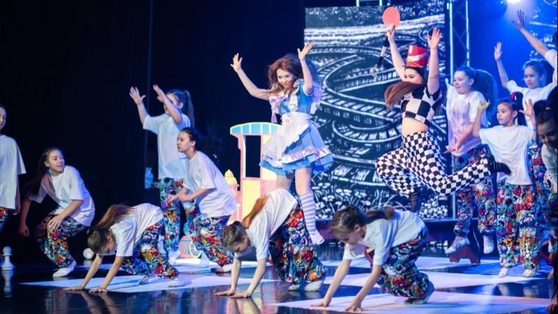 Танцевальный спектакль «Алиса в Зазеркалье» показали в районном ДК Охи