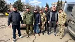 Глава Углегорского района Федор Филин и предприниматели передали гумгруз бойцам-землякам