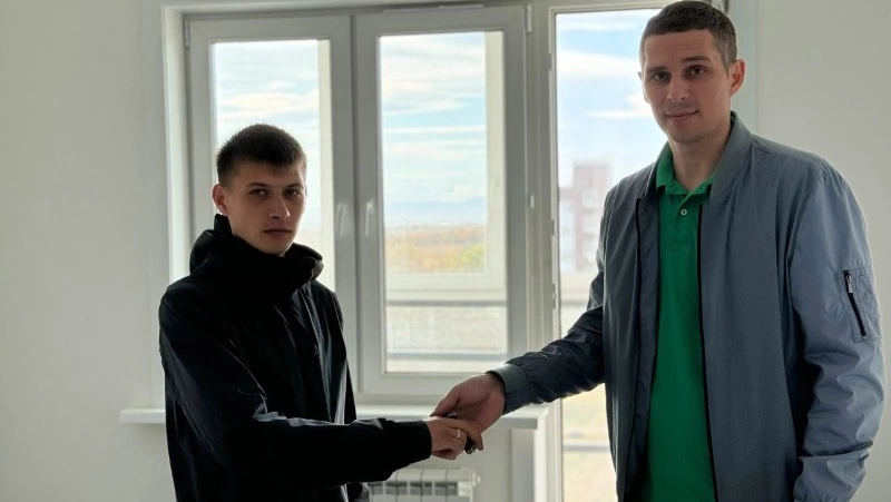 Ключи от новых квартир получили сироты в Поронайске