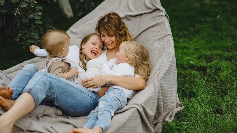 Детские пособия в мае выплатят семьям в России досрочно